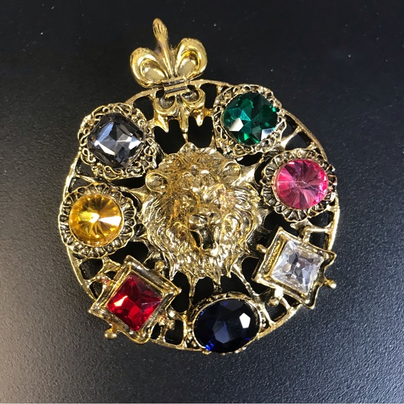 unsigned Jewelry - Jeweled Lion Medallion Brooch Pin